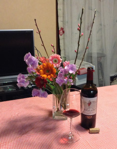 桃の御節句に 南フランスの赤ワイン アロガンテ フロッグ ユンヌ ペルルのつぶやき